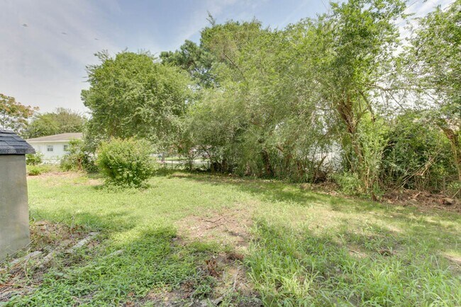 Building Photo - Renovated Virginia Beach Home with Large Yard and Prime Location