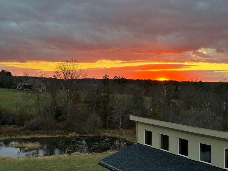 Building Photo - 1630 Round House Rd