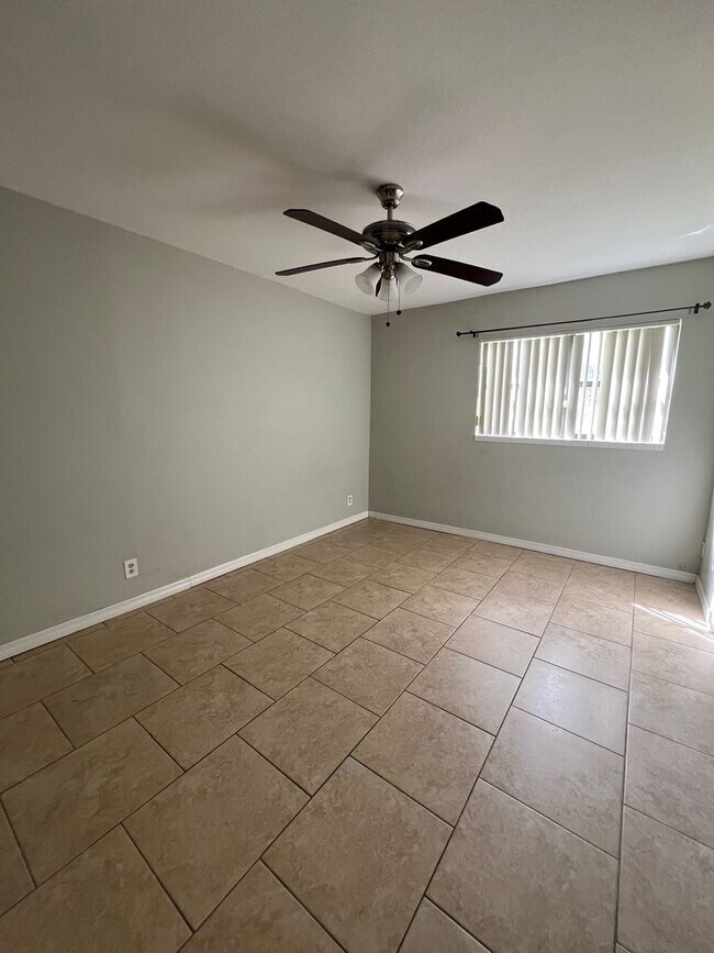 Building Photo - Updated 2 Bed/2 Bath Condo with Screened P...