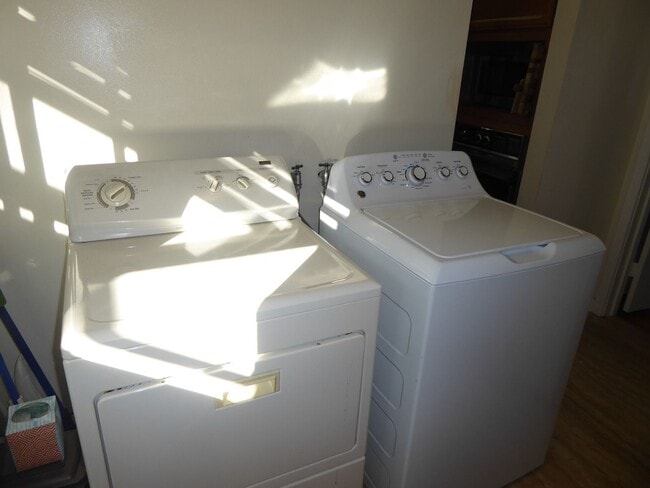 Building Photo - TWO BED / 2 BATH HOME WITH BONUS ROOM ON W...