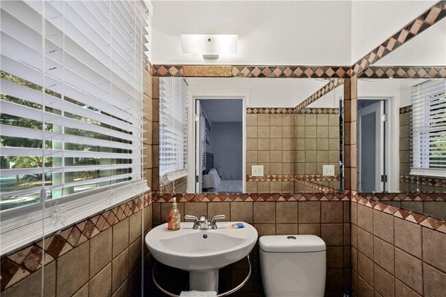 Building Photo - 900 Mallery St