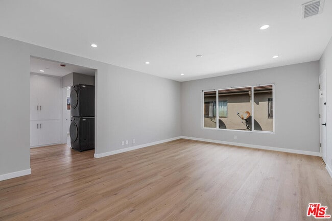 Building Photo - 4023 Lincoln Ave