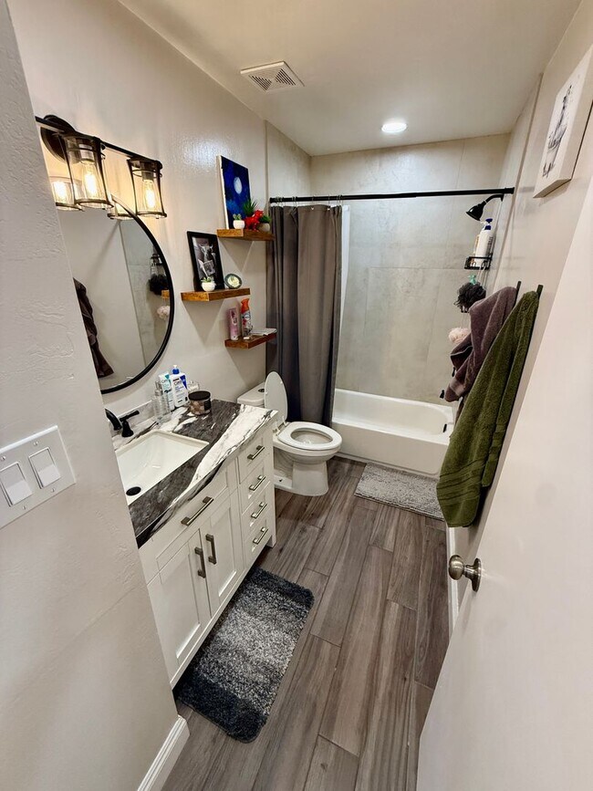 Building Photo - Beautifully 4-bedroom, 2.5-bathroom Condo—ready and waiting for you!