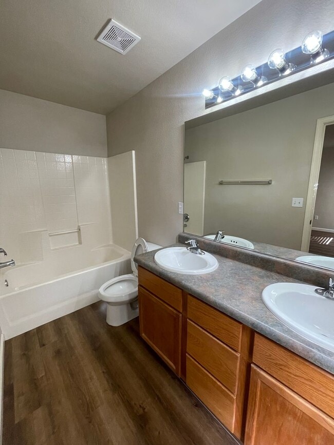 Building Photo - Gorgeous 3 Bedroom / 2 Bathroom Home in Las Colinas