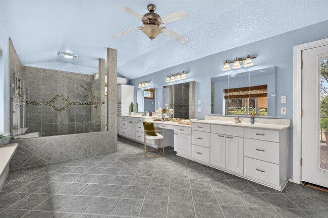 Building Photo - 700 Rogart Dr
