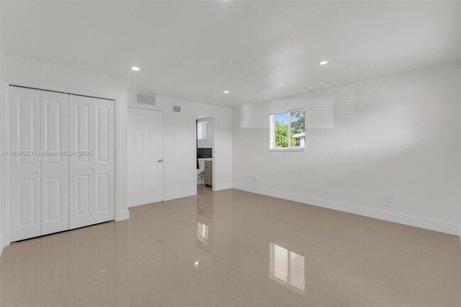 Building Photo - 5520 SW 91 Ave