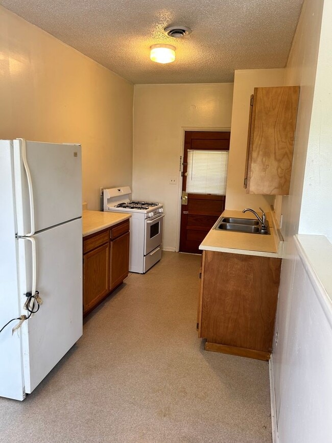 Building Photo - Affordable, Spacious Apartment!