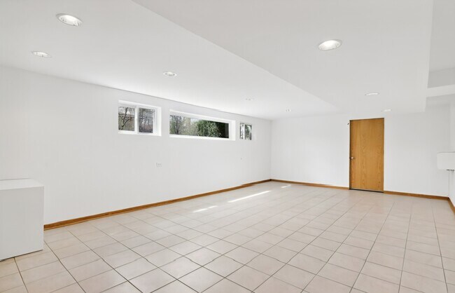 Building Photo - 403 E Lake Ave