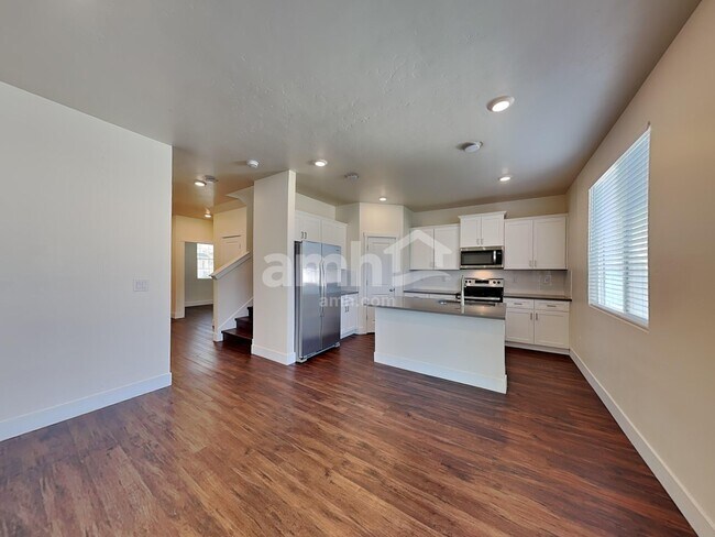 Building Photo - 706 S Retort Ave