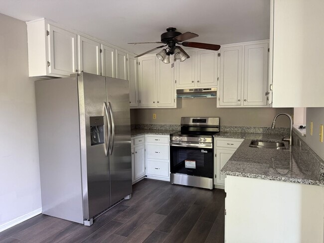 Building Photo - Adorable Recently Renovated 3 Bed 1.5 Bath...