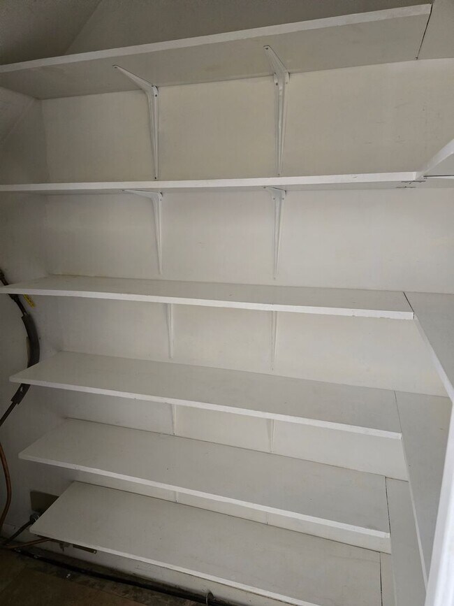 Building Photo - 2 bedroom 1.5 bath condo now available for rent in Dalton, Ga