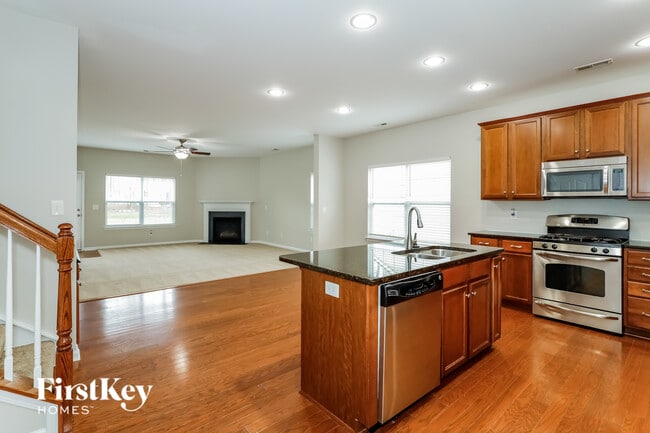 Building Photo - 3012 Canopy Dr