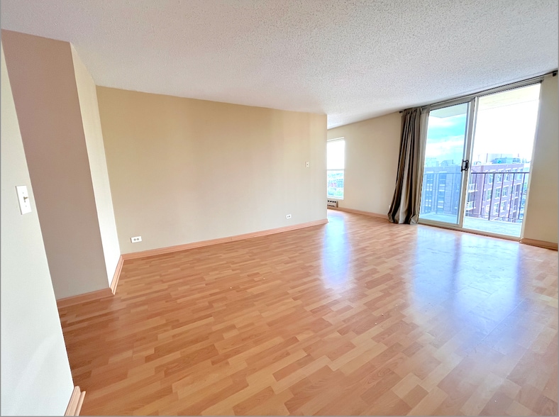 Building Photo - 1212 N La Salle Dr