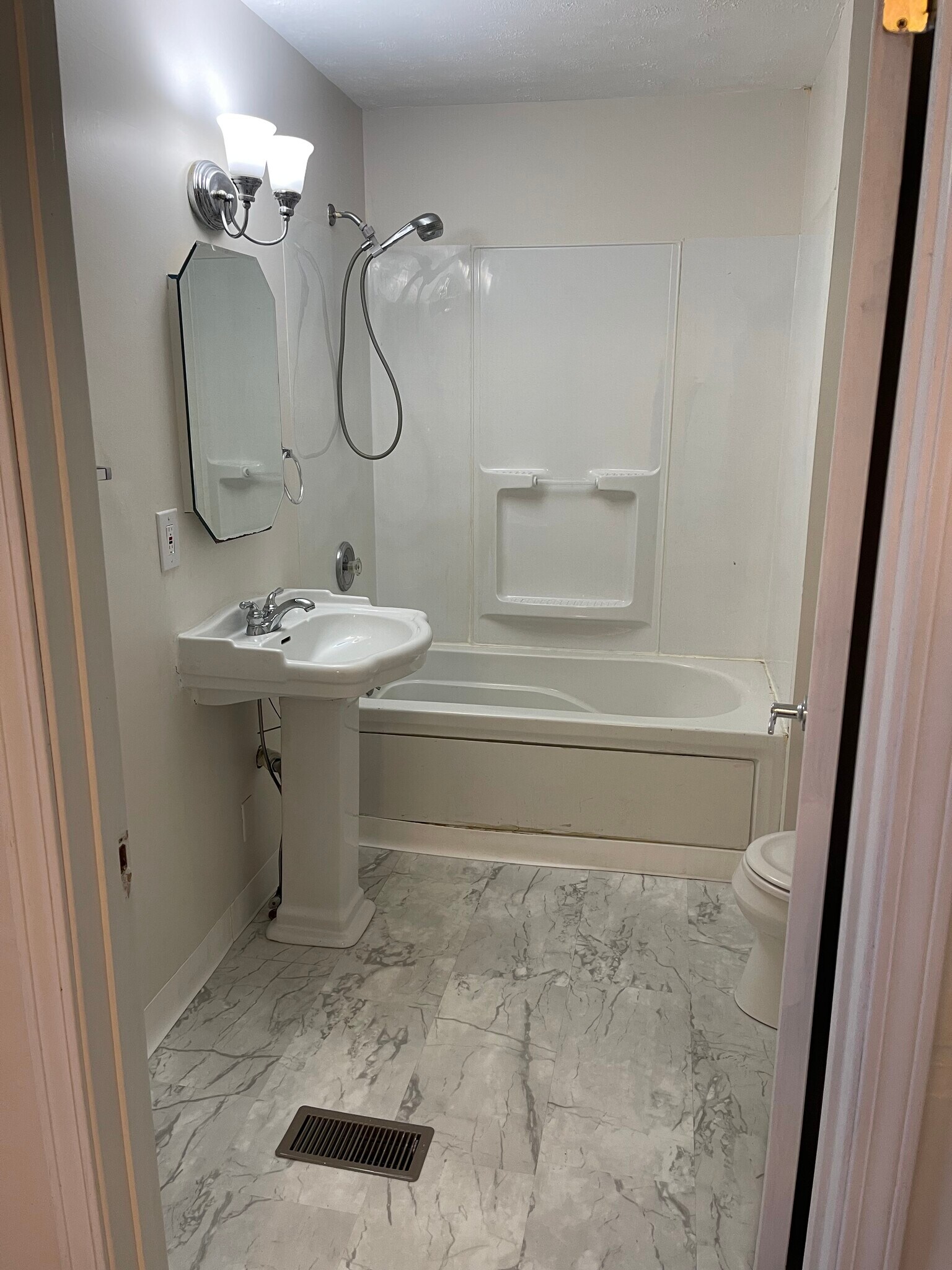 Building Photo - 2330 Parkland Ave