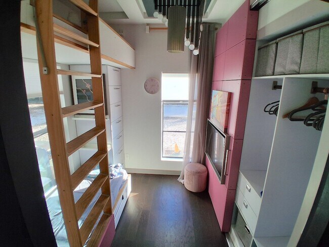 Building Photo - 603 38th St W