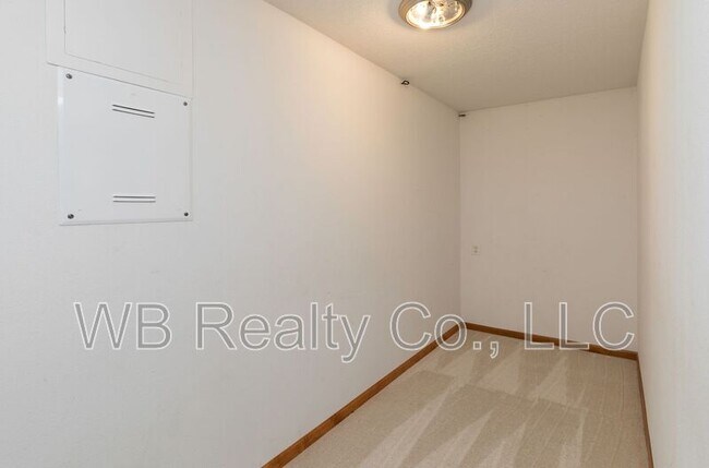 Building Photo - 645 SE Carefree Ln