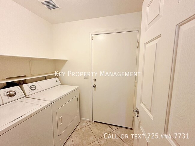 Building Photo - TRI-LEVEL 3 BEDROOM, 2.5 BATH TOWNHOME IN ...