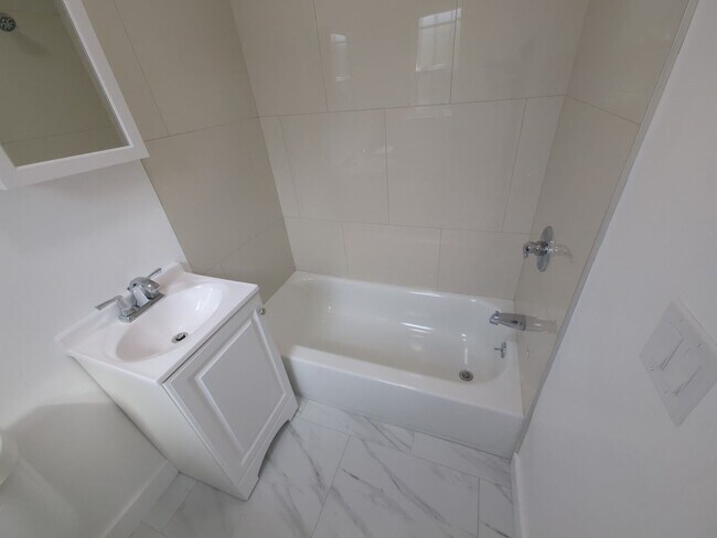 Building Photo - 4215-4217 S Budlong Ave