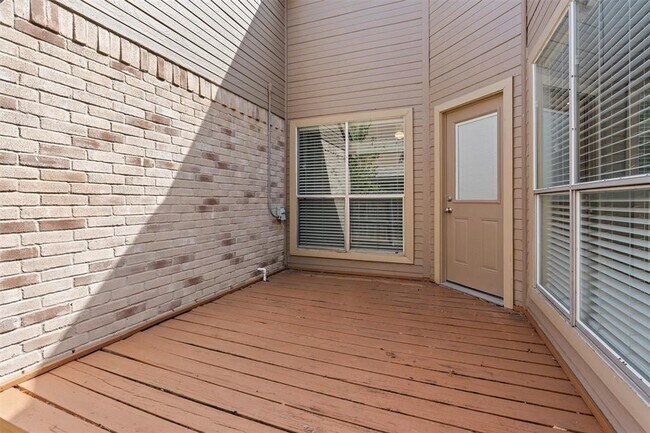 Building Photo - 2302 Windrift Way