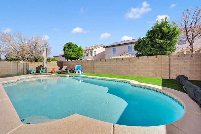 Building Photo - 11142 Romola St