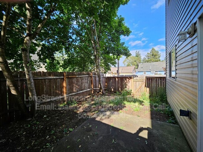 Building Photo - 7445 SE Crystal Springs Blvd