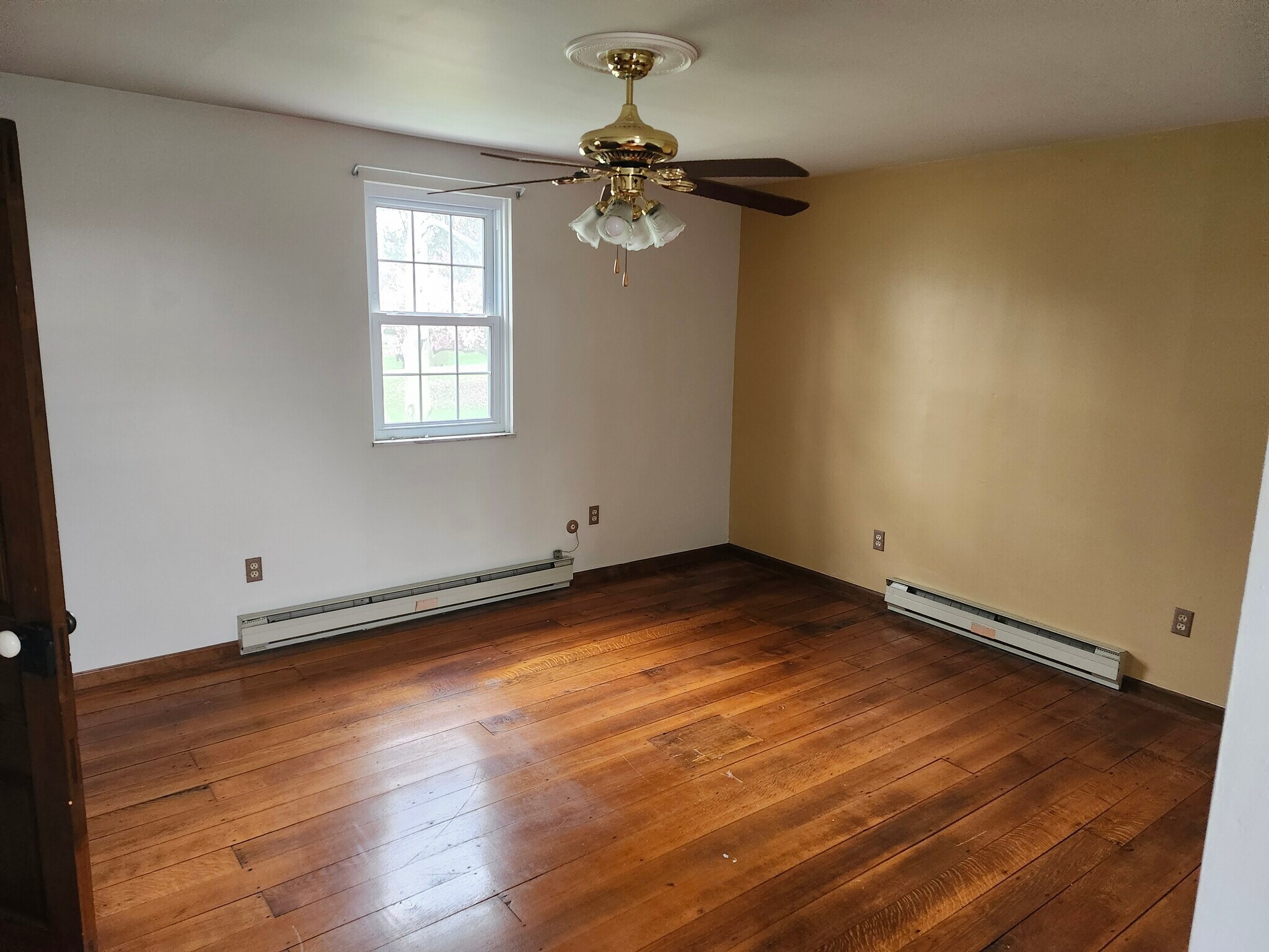 2nd floor bedroom - 1073 Highview Dr