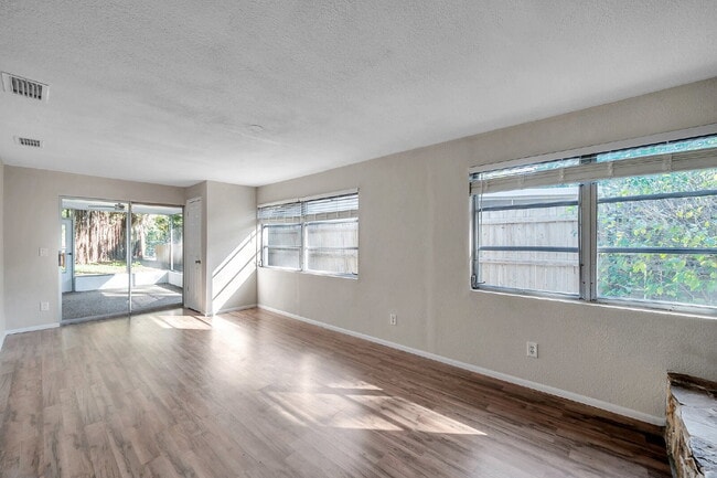 Building Photo - Modern, Move-In-Ready 3/2 Home with Spacious Yard & Garage |