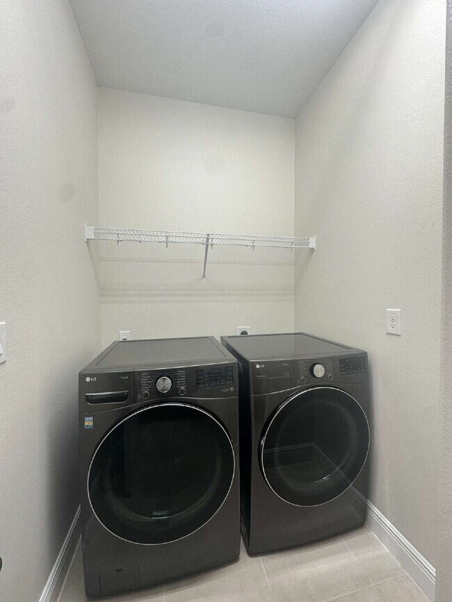 Building Photo - 3 bedroom, 2 bathroom in desirable Loren Cove