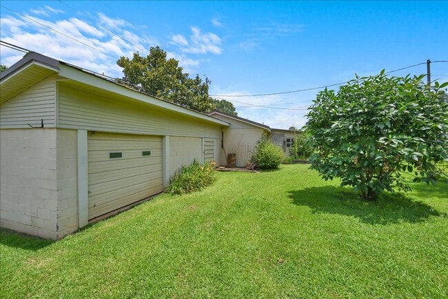 Building Photo - 3 Bedroom, 2 Bath home.