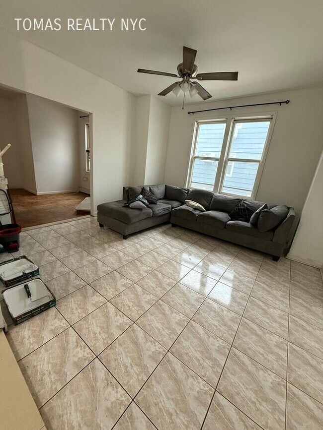 Building Photo - 83 Maple Pl