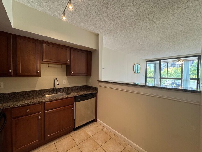 Building Photo - Sun-filled 1 Bed 1 Bath With Sunroom In Ea...