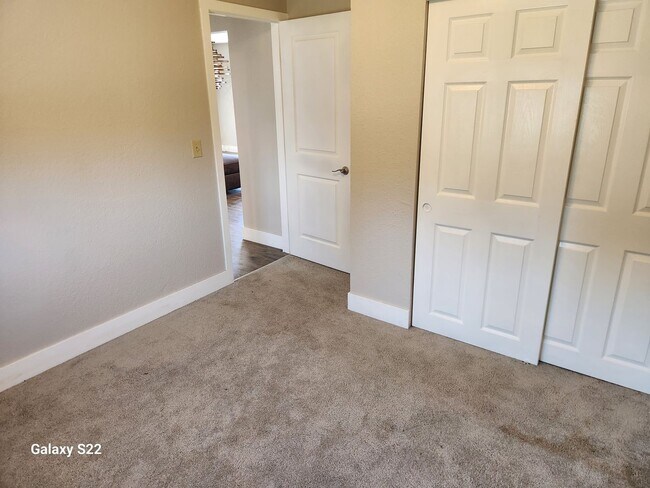 Building Photo - Beautiful home in a private country setting - Lots of light, Great Location.