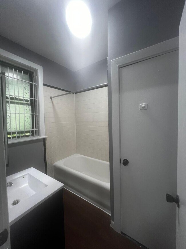 Building Photo - 2 bedroom in Chicago IL 60615