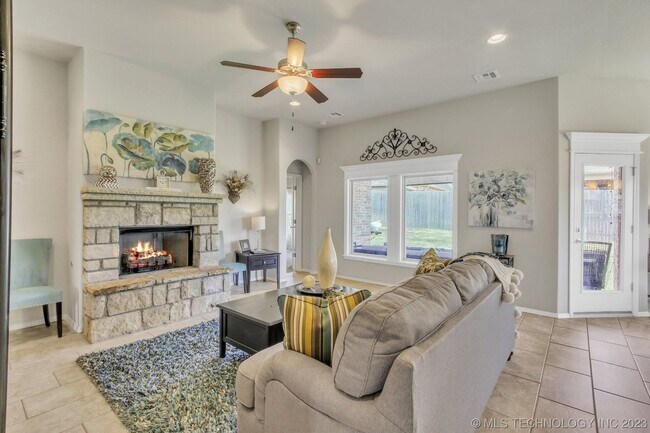 Building Photo - Beautiful 4 Bed 2 Bath Home with 2 car gar...