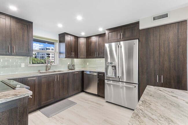 Building Photo - 1160 Hillsboro Mile