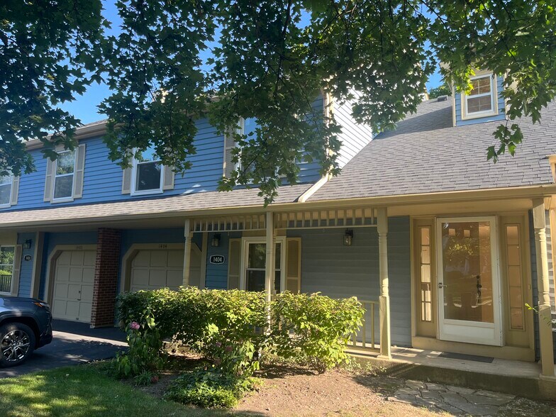 Building Photo - 1404 Queensgreen Cir