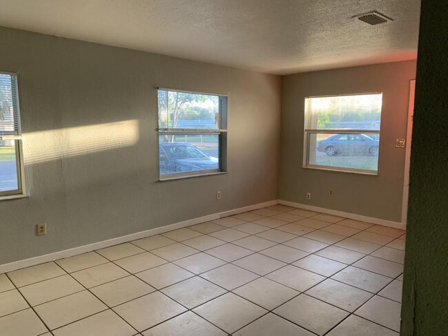 Building Photo - 825 Lyndhurst St