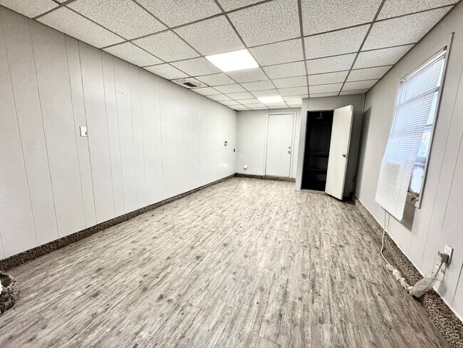 Building Photo - 4 Bed 2 Bath Move In Ready! Pre-Leasing