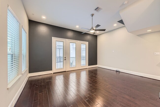 Building Photo - 407 N Nagle St