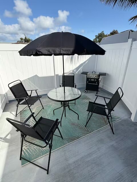 Enclosed patio with BBQ - 310 -316 Rosecrans St
