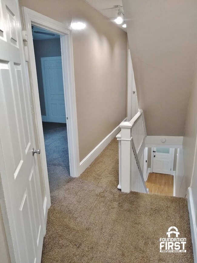 Building Photo - 5 Bed / 2 Bath Single Family Duplex