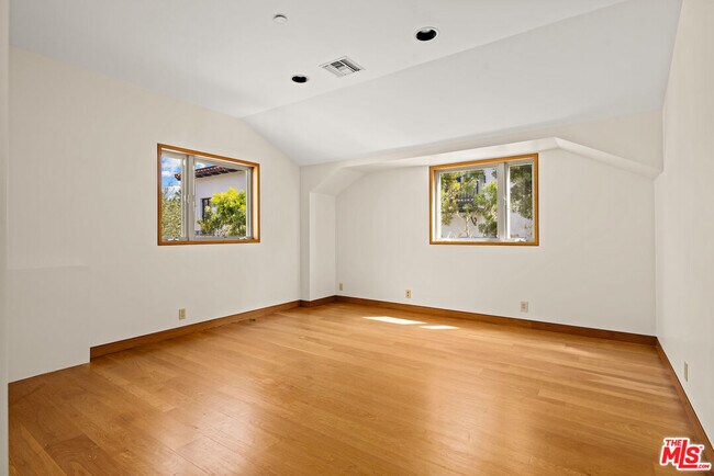 Building Photo - 211 18th St