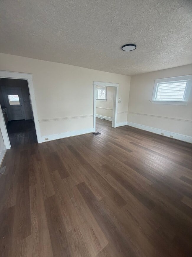 Building Photo - 3 Bed 1 Bath with 2 car garage