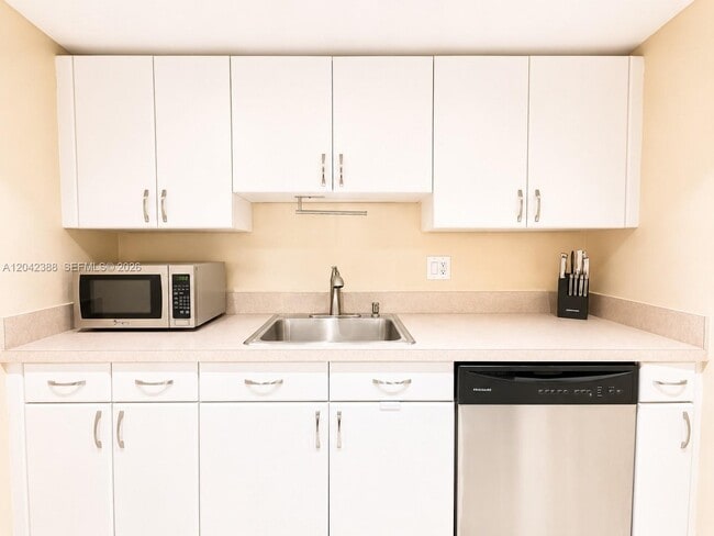 Building Photo - 14421 N Kendall Dr