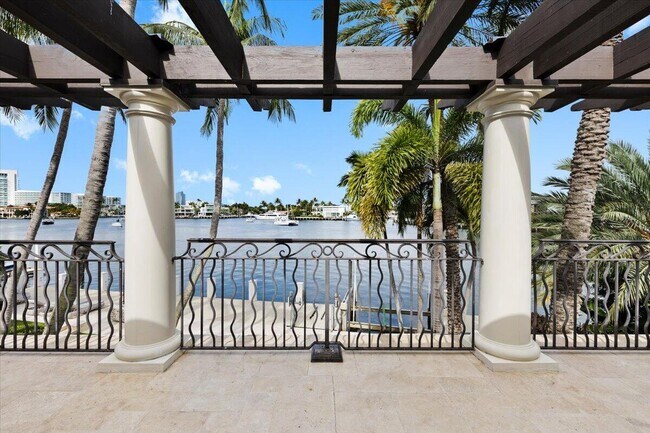 Building Photo - 1313 E Lake Dr