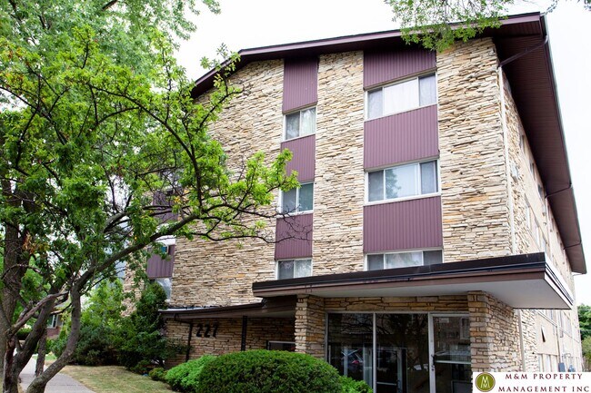 Interior Photo - 227 Des Plaines Ave