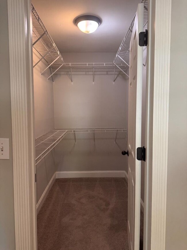 Building Photo - 2002 E Drew Valley Rd NE