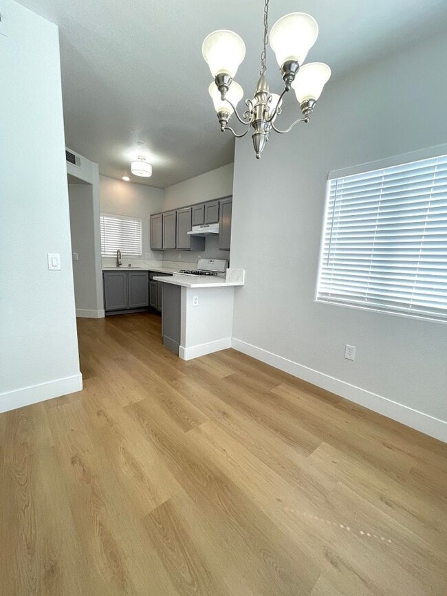 Building Photo - 3 bedroom/ 2 bath condo A Must See