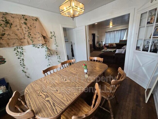 Building Photo - 520 NE Maple St