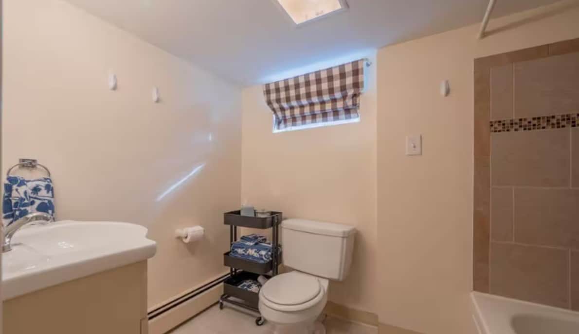 Building Photo - 817 Drummond Ave